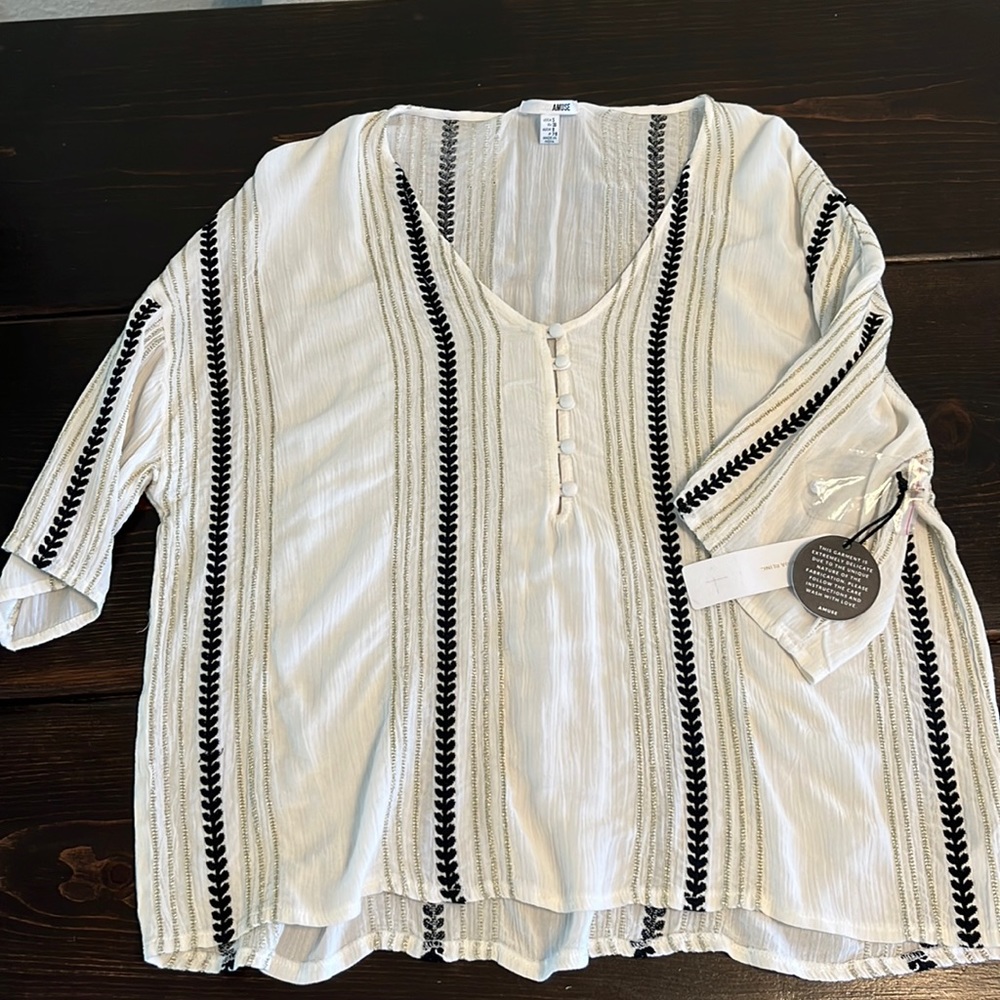 SM AMUSE SOCIETY TOP NWT. BEACH VIDA BLING. AIRY FIT. GREAT FABRIC. GOLD detail